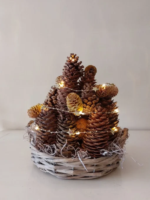 Juuls Gift Shop (merkloos) Kerststukjes>Mandje Met Dennenappel Toren Taart Met Ster Ledverlichting