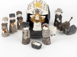 Sjaal met een Verhaal Kerststallen>Mini Kerstgroepje Van Vilt - Grijs-Naturel - Stal 17X17 Cm - 12 Dlg