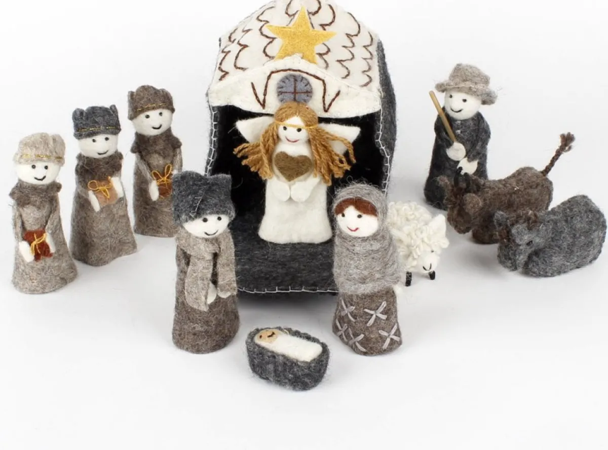 Sjaal met een Verhaal Kerststallen>Mini Kerstgroepje Van Vilt - Grijs-Naturel - Stal 17X17 Cm - 12 Dlg