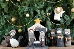 Sjaal met een Verhaal Kerststallen>Mini Kerstgroepje Van Vilt - Grijs-Naturel - Stal 17X17 Cm - 12 Dlg