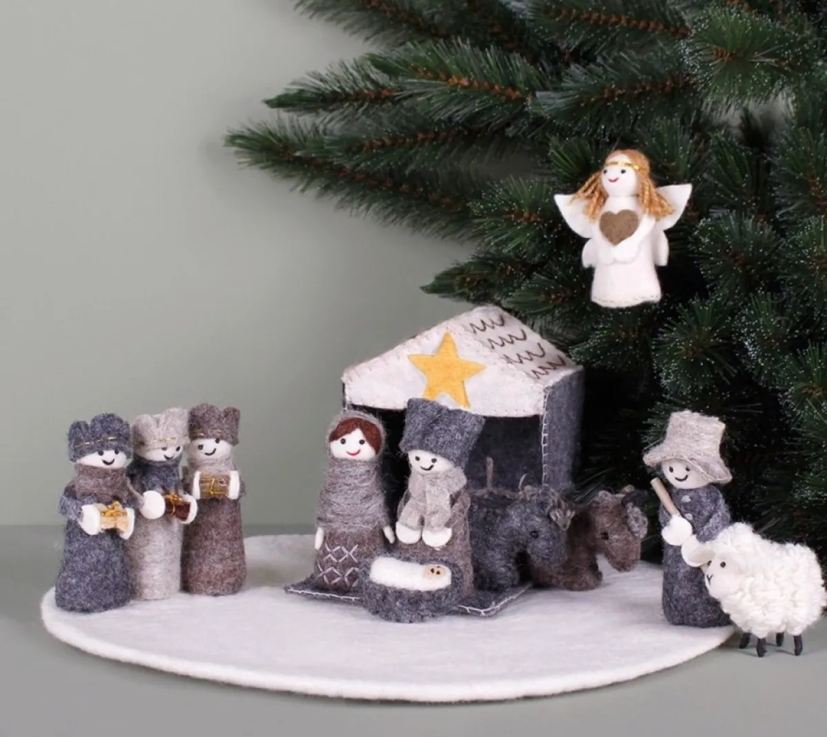 Sjaal met een Verhaal Kerststallen>Mini Kerstgroepje Van Vilt - Grijs-Naturel - Stal 17X17 Cm - 12 Dlg