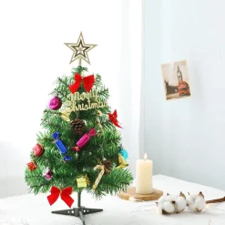Merkloos Mini Tafel Kerstboom - Inclusief Versiering - Miniatuur Dennenboom - Met Hangende Ornamenten -Kerstversiering - Kleine Kunstmatige Kerstboom - Kerstversieringen - Minikerstboom - 50Cm Store