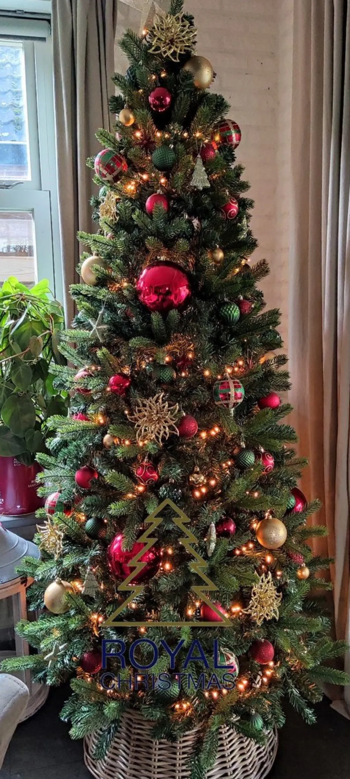 Royal Christmas - Natuurlijke Kunstkerstboom - Bergen Pe / Pvc Premium - Smart 350 Led Lampjes - 210 Cm - Groen 1139 Takken Hot