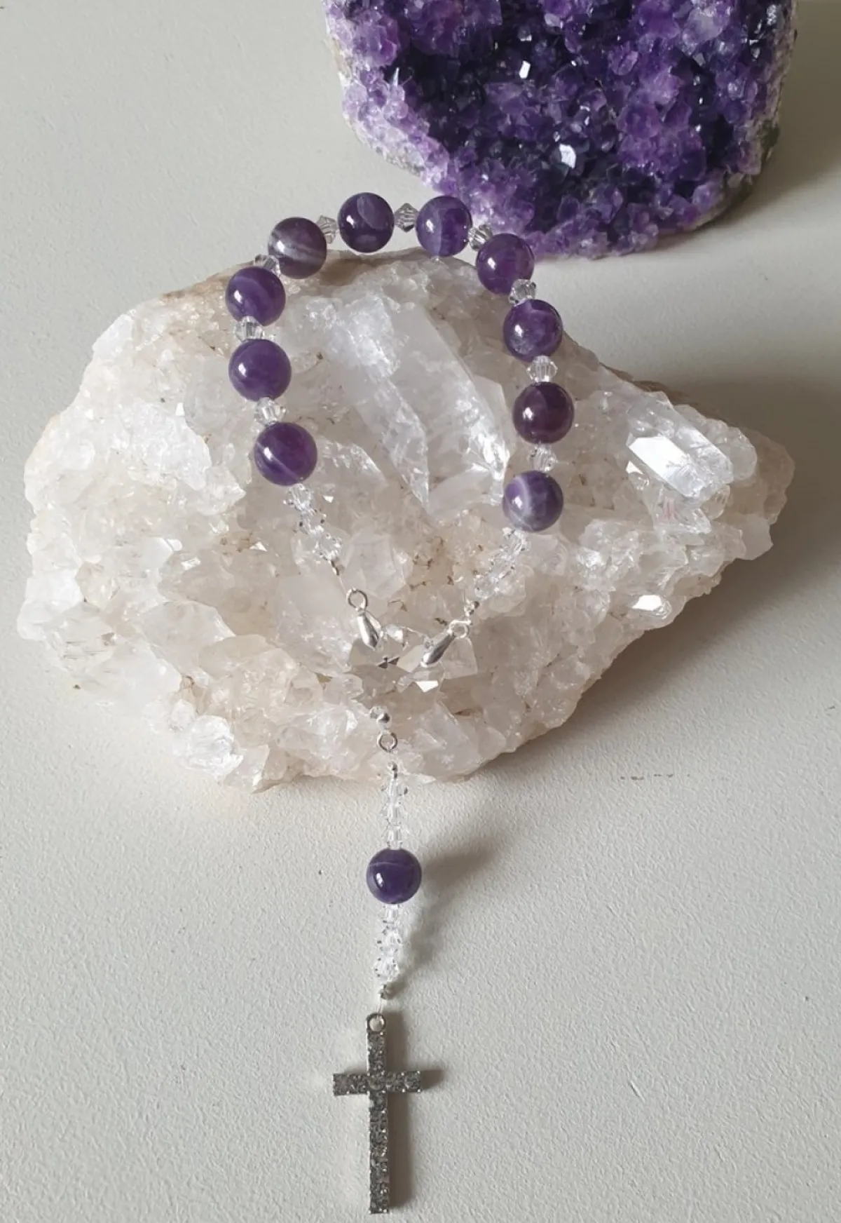 CrystalDesign Kerstkransen>Rozenkrans - Tientje - Paternoster, Gemaakt Met O.A. Swarovski Kristallen En Amethist Kralen (Gebedssnoer, Kerst, Eerste Communie, Geloof, Ketting, Hanger, Kruisteken, Kruis, Meditatie, Mediteren, Gebed, Gebeden, Spiritueel)