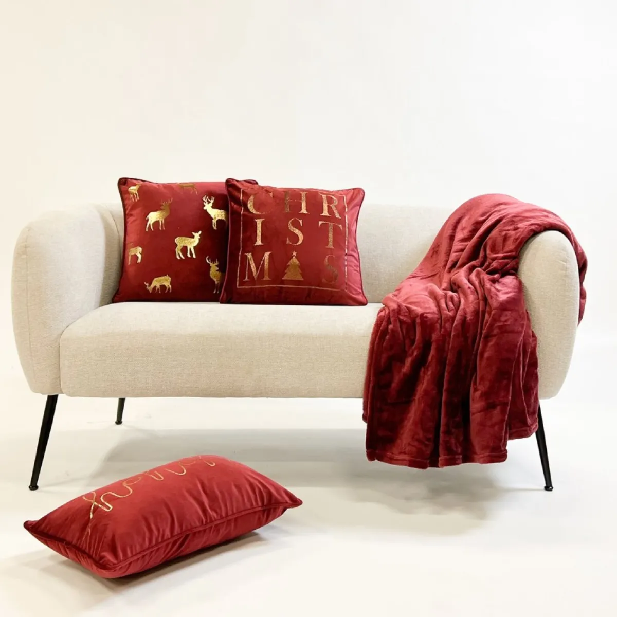 Sierkussen.nl Kerstkussens>Set Van 3 Kerst Sierkussens - Rood - Goud - 1X Merry Christmas - 1X Christmas - 1X Deer - Inclusief Polyester Vulling - Zachte Stoffen - Sfeerkussens