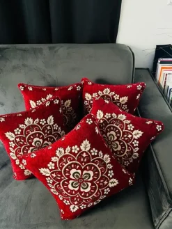 Lakhwaira Crafts and Design Kerstkussens>Set Van 5 Luxe Geweven Kussenhoezen Voor Het Aankomende Feestseizoen | Rood En Goud Kussens Voor Kerst Huis Decoratie | 40 X 40 Cms Kussens| Gezellige Kussenhoezen Om Cadeau Te Geven | Kerstcadeau | Herfst Cadeaus | Nieuw Huis Cadeau |