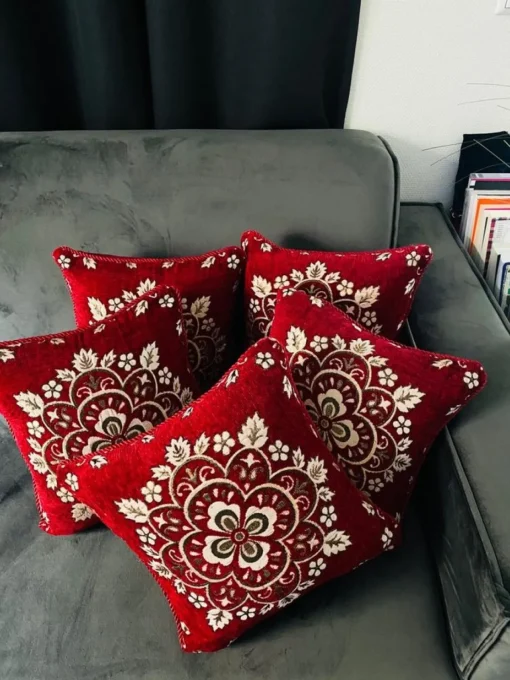 Lakhwaira Crafts and Design Kerstkussens>Set Van 5 Luxe Geweven Kussenhoezen Voor Het Aankomende Feestseizoen | Rood En Goud Kussens Voor Kerst Huis Decoratie | 40 X 40 Cms Kussens| Gezellige Kussenhoezen Om Cadeau Te Geven | Kerstcadeau | Herfst Cadeaus | Nieuw Huis Cadeau |