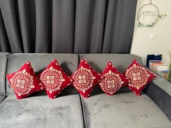Lakhwaira Crafts and Design Kerstkussens></noscript>Set Van 5 Luxe Geweven Kussenhoezen Voor Het Aankomende Feestseizoen | Rood En Goud Kussens Voor Kerst Huis Decoratie | 40 X 40 Cms Kussens| Gezellige Kussenhoezen Om Cadeau Te Geven | Kerstcadeau | Herfst Cadeaus | Nieuw Huis Cadeau |