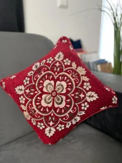 Lakhwaira Crafts and Design Kerstkussens></noscript>Set Van 5 Luxe Geweven Kussenhoezen Voor Het Aankomende Feestseizoen | Rood En Goud Kussens Voor Kerst Huis Decoratie | 40 X 40 Cms Kussens| Gezellige Kussenhoezen Om Cadeau Te Geven | Kerstcadeau | Herfst Cadeaus | Nieuw Huis Cadeau |
