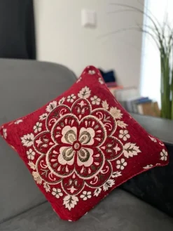 Lakhwaira Crafts and Design Kerstkussens></noscript>Set Van 5 Luxe Geweven Kussenhoezen Voor Het Aankomende Feestseizoen | Rood En Goud Kussens Voor Kerst Huis Decoratie | 40 X 40 Cms Kussens| Gezellige Kussenhoezen Om Cadeau Te Geven | Kerstcadeau | Herfst Cadeaus | Nieuw Huis Cadeau |