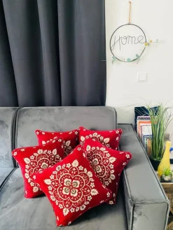 Lakhwaira Crafts and Design Kerstkussens></noscript>Set Van 5 Luxe Geweven Kussenhoezen Voor Het Aankomende Feestseizoen | Rood En Goud Kussens Voor Kerst Huis Decoratie | 40 X 40 Cms Kussens| Gezellige Kussenhoezen Om Cadeau Te Geven | Kerstcadeau | Herfst Cadeaus | Nieuw Huis Cadeau |