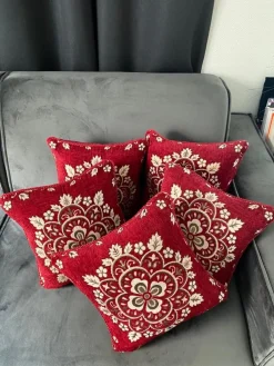 Lakhwaira Crafts and Design Kerstkussens></noscript>Set Van 5 Luxe Geweven Kussenhoezen Voor Het Aankomende Feestseizoen | Rood En Goud Kussens Voor Kerst Huis Decoratie | 40 X 40 Cms Kussens| Gezellige Kussenhoezen Om Cadeau Te Geven | Kerstcadeau | Herfst Cadeaus | Nieuw Huis Cadeau |