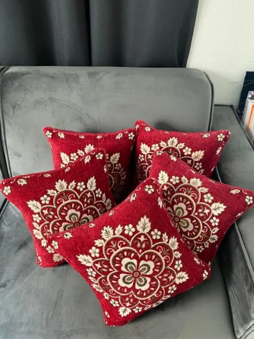 Lakhwaira Crafts and Design Kerstkussens>Set Van 5 Luxe Geweven Kussenhoezen Voor Het Aankomende Feestseizoen | Rood En Goud Kussens Voor Kerst Huis Decoratie | 40 X 40 Cms Kussens| Gezellige Kussenhoezen Om Cadeau Te Geven | Kerstcadeau | Herfst Cadeaus | Nieuw Huis Cadeau |
