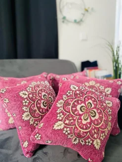 Lakhwaira Crafts and Design Kerstkussens></noscript>Set Van 5 Luxe Geweven Kussenhoezen Voor Het Aankomende Seizoen | Rose En Goud Kussens Voor Huis Decoratie |Barbie Kluer Decoratie Voor Meisjes Kamer| 40 X 40 Cms Kussens | Gezellige Kussenhoezen Om Cadeau Te Geven | Kerstcadeau | Nieuw Huis Cadeau