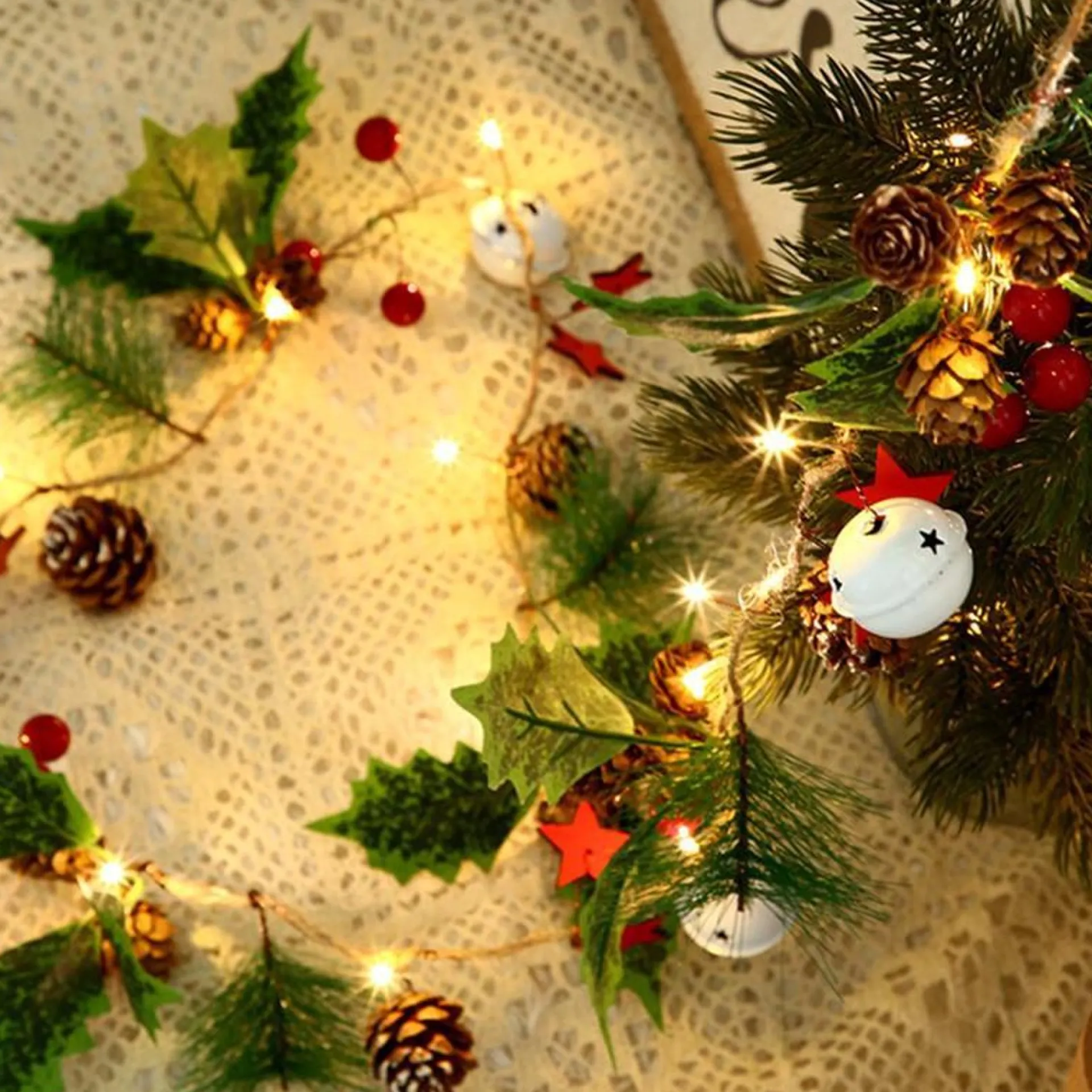 Merkloos Sfeervolle Kerstverlichting Met Witte Ballen, Dennenappel En Rode Bessen - 2 Meter Lichtsnoer Met 20 Warme Led-Lampjes - Geschikt Voor Binnen En Buiten Gebruik - Wit Licht Store