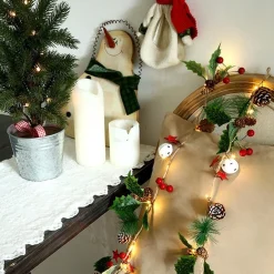 Merkloos Sfeervolle Kerstverlichting Met Witte Ballen, Dennenappel En Rode Bessen - 2 Meter Lichtsnoer Met 20 Warme Led-Lampjes - Geschikt Voor Binnen En Buiten Gebruik - Wit Licht Store