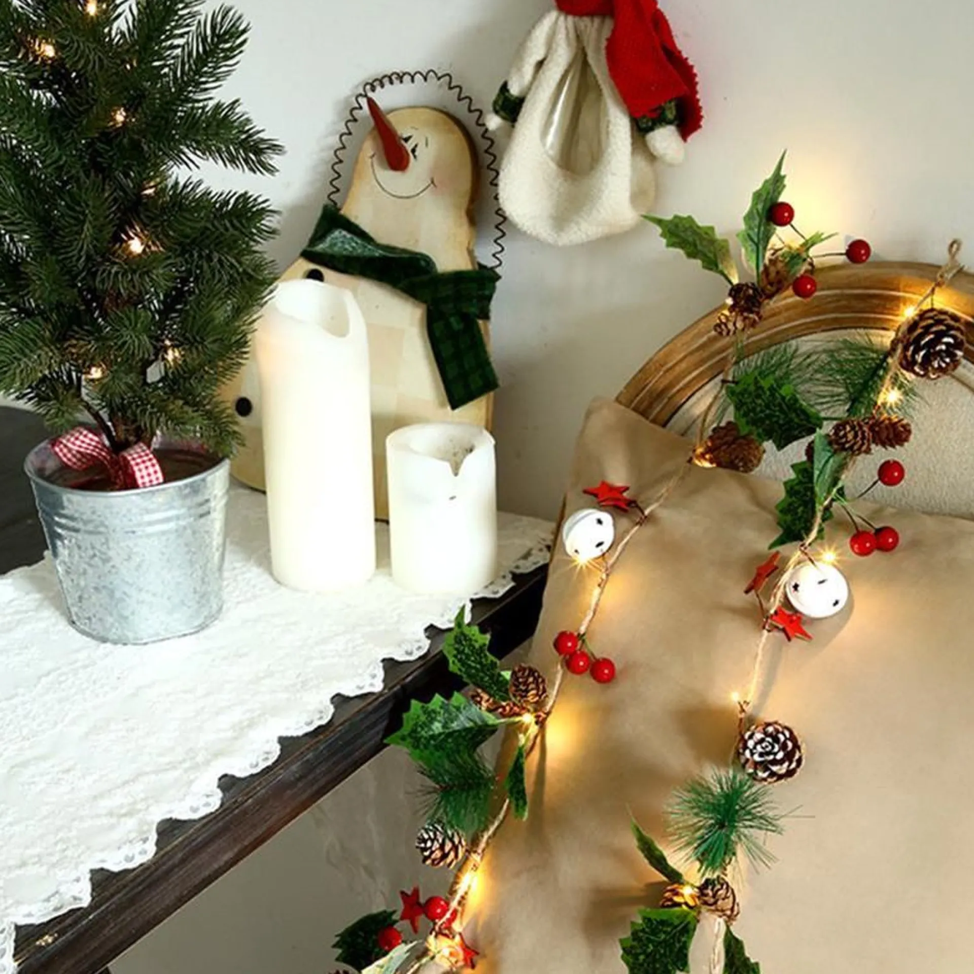 Merkloos Sfeervolle Kerstverlichting Met Witte Ballen, Dennenappel En Rode Bessen - 2 Meter Lichtsnoer Met 20 Warme Led-Lampjes - Geschikt Voor Binnen En Buiten Gebruik - Wit Licht Store