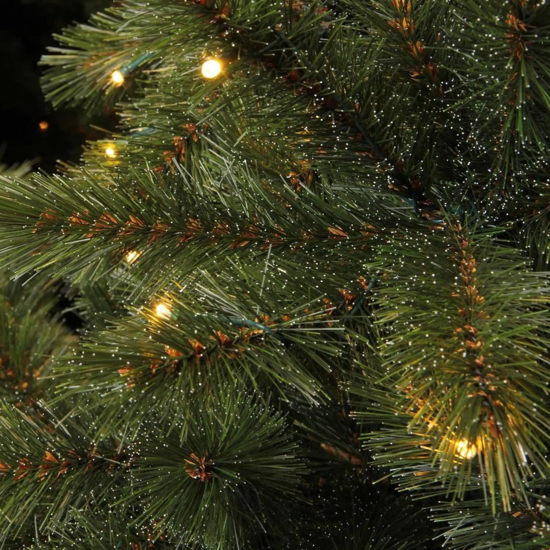 Triumph Tree Kunstkerstboom Forest Frosted Pine - 215 X 140 Cm - 304 Led Warm Wit - Donkergroen Hot