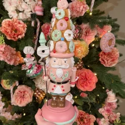 EDG - Enzo De Gasperi Kerstbeelden></noscript>Viv! Christmas Kerstbeeld - Kerst Notenkraker Donut Hoed - Roze Groen - 34Cm