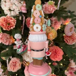 EDG - Enzo De Gasperi Kerstbeelden></noscript>Viv! Christmas Kerstbeeld - Kerst Notenkraker Donut Hoed - Roze Groen - 34Cm