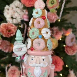 EDG - Enzo De Gasperi Kerstbeelden></noscript>Viv! Christmas Kerstbeeld - Kerst Notenkraker Donut Hoed - Roze Groen - 34Cm