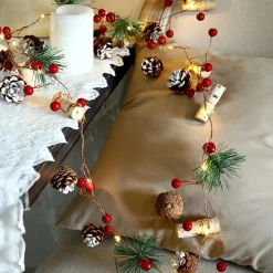 Merkloos Xtraworks - Naturaal Led Lichtsnoer Met Dennenappels, Rode Bessen En Houten Elementen - Decoratie Voor Binnen En Buiten - 2 Meter 20 Lichten - Warm Licht Clearance